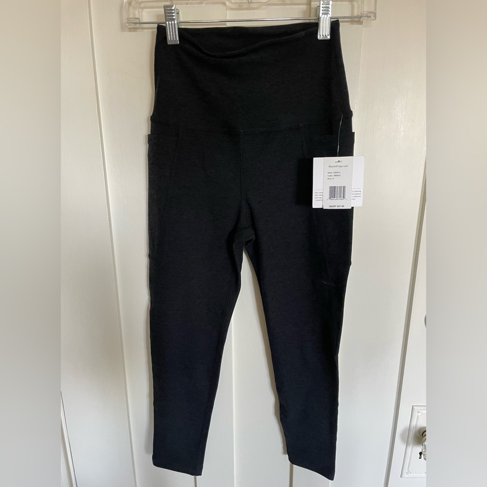 Beyond Yoga Darkest Night Capri leggings with pockets
